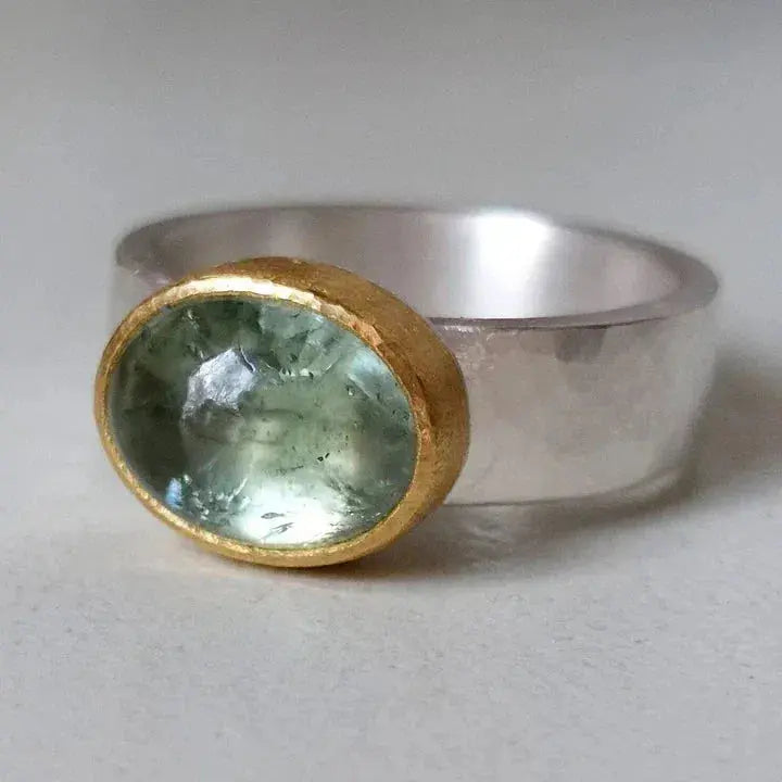 Bague verte avec pierre arrondie